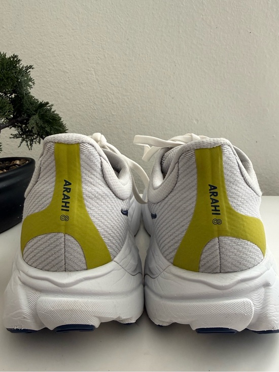 Hoka Arahi 8 Men size 13 White Athletic Shoe with Yellow Laces and Navy Logo main image 7